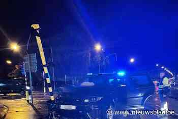 Auto knalt tegen verkeerslicht: “Bestuurder heeft zich later gemeld”