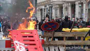 Demo-Verbot in Leipzig: Vermummte greifen Bank mit Steinen an - t-online.de