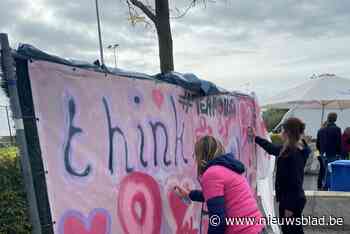 Gemeentepersoneel maakt kunstwerk voor Think Pink (De Pinte) - Het Nieuwsblad