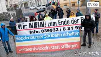 Schwerin/Parchim/Lübz: Südbahn-Demo vor der Staatskanzlei | svz.de - svz – Schweriner Volkszeitung