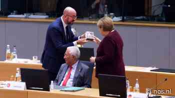 Merkel krijgt 'Nederlands' beeldje bij afscheid in Brussel - NOS