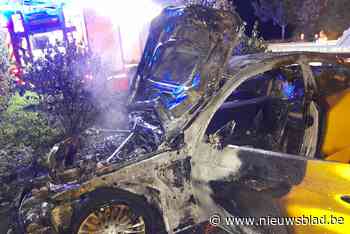 Twee dagen na autokeuring schiet voertuig plots in brand