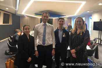 YOUCA Action Day: Noura (16) werkt één dag bij staatssecretaris De Bleeker - Het Nieuwsblad