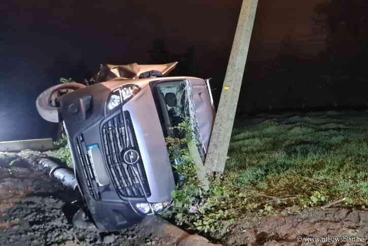 Bestuurder van bestelwagen crasht en gaat lopen