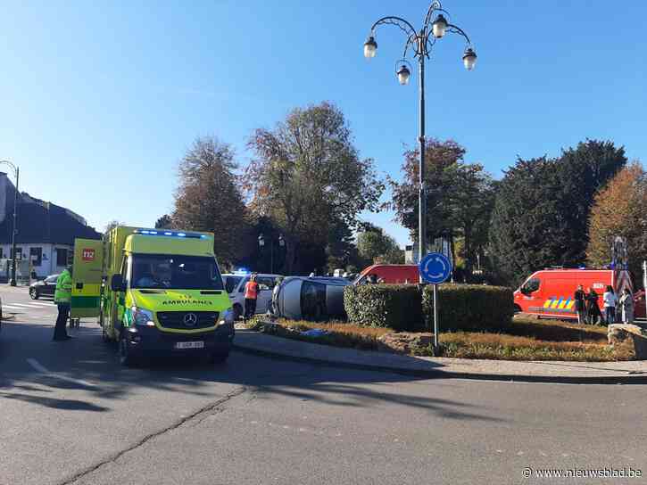Wagen knalt op rotonde, bestuurder raakt gewond