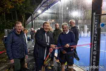 Burgemeester speelt padelkooi KTC Schoten in gemeentepark in