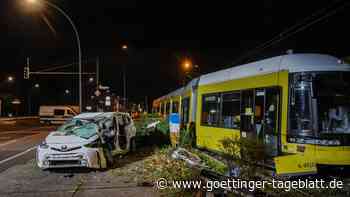 Straßenbahn stößt in Berlin mit Auto zusammen - zwei Menschen tot, mehrere Verletzte
