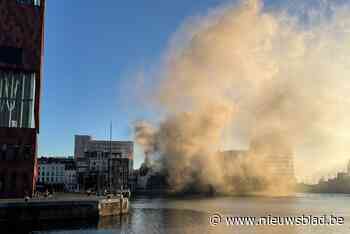 Grote rookpluim boven Antwerps Eilandje door brand in restaurant