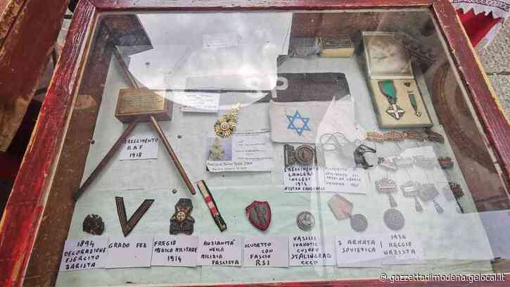 Mercato antiquario a Modena. «In piazza c’è anche chi lucra sui simboli degli ebrei nei lager» - La Gazzetta di Modena