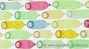 Modena, studenti regalano profilattici ai compagni | Il preside: "Non siamo al circo" - TGCOM