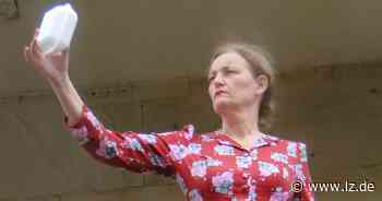 Performance-Künstlerin badet auf Detmolder Marktplatz im Müll | Lokale Nachrichten aus Detmold - Lippische Landes-Zeitung