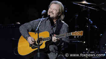 Travis Tritt performs national anthem at NLCS Game 6 after bashing coronavirus vaccine mandates - Fox News