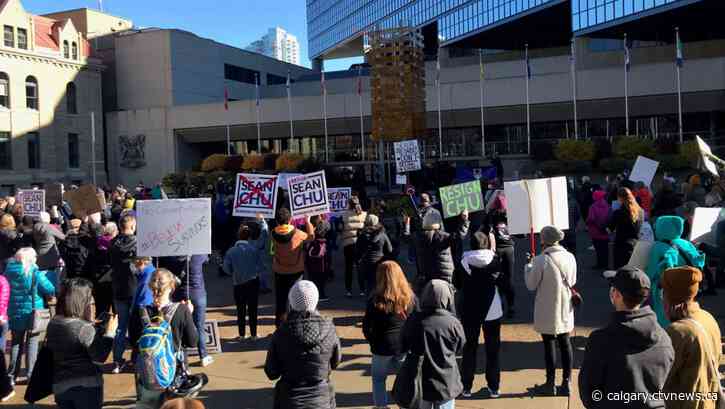 Hundreds gather in downtown Calgary for duelling rallies over city councillor