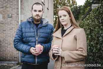 Sint-Job zet een kaars voor het raam en aan de deur om overleden peutertje (1) te gedenken