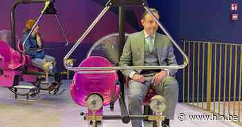 'Dolenthousiaste' Bart De Wever test nieuw attractiepark in Antwerpen-Centraal - Het Laatste Nieuws