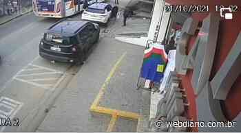 Ônibus 'prensa' carro e impede sequestro em Cotia - WebDiario