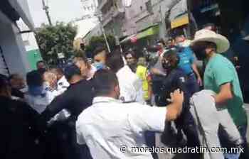 Chocan autobús y patrulla y acaban a golpes, en Cuernavaca - Quadratín - Quadratín Morelos