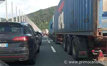 Autovettura prende fuoco sull'A26, lunghe code tra Voltri e Masone - Primocanale