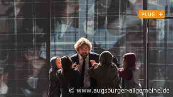 Die Oper-Inszenierung "La clemenza di Tito" wirkt überfrachtet - Augsburger Allgemeine