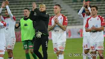 Bari, solo 1-1 con il Foggia nel San Nicola dei 20mila tifosi. Alla fine sorride solo Zeman - La Repubblica