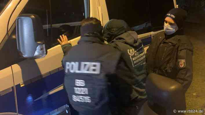 Polizei geht gegen "Grenzgang" von Rechtsextremisten bei Guben vor - rbb24