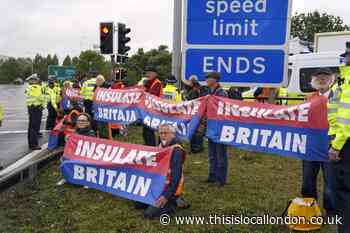 Insulate Britain targets Canary Wharf in renewed campaign