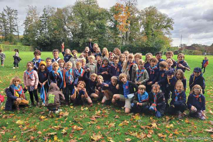 Kinderen in uniform naar school