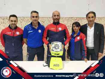 Donato un defibrillatore alla pallamano Crotone - wesud