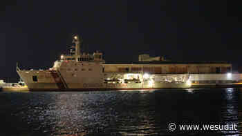 Sbarcati a Crotone i migranti intercettati al largo di Roccella Ionica - wesud