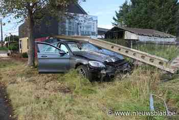 Auto ramt paal in Halen: bestuurder gewond naar ziekenhuis - Het Nieuwsblad