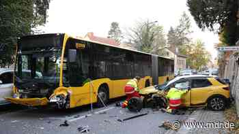 Zwei Verletzte bei Kollision mit Linienbus in Dresden-Loschwitz - MDR