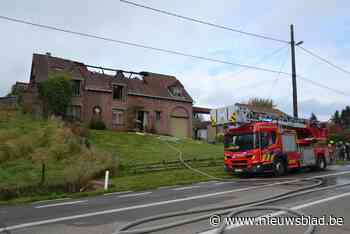 Bejaarde bewoners kunnen net op tijd ontsnappen aan vlammen: woning grotendeels uitgebrand