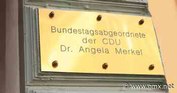 Schild an Angela Merkels Wahlkreisbüro in Stralsund abgebaut - GMX