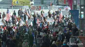 Hundreds gather in Peace Plaza, rallying for medical freedom - KTTC