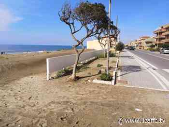 La duna artificiale sul lungomare di Ardea evita il deposito di sabbia in strada - Il Caffè.tv