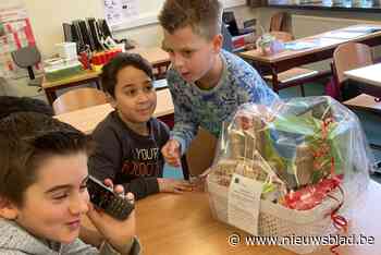 Leerling De Vinkjes belt winnaar wedstrijd van Dorpsdag op