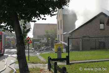 Garages naast woning branden volledig uit in Heultje - Gazet van Antwerpen