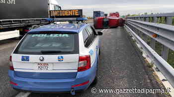 Incidente sull'A1: auto si ribalta, due i feriti - Gazzetta di Parma