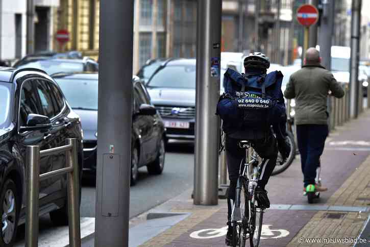 Negentienjarige fietsster komt ten val door modderspoor op de weg