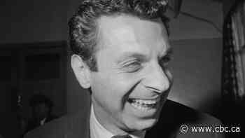 Mort Sahl, satirist who revolutionized stand-up comedy, dead at 94