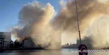 Zware brand in omgeving van het MAS in Antwerpen onder controle, brandweer blust verder - De Morgen