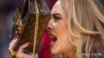 Adele versteckt sich hinter ihrer Designer-Tasche - weil plötzlich ihr Song läuft! - VIP.de, Star News