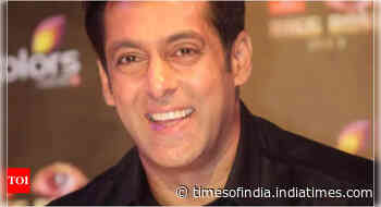 Salman Khan eats 3 samosas in one go