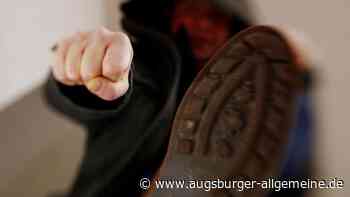 Mann tritt am Boden liegendem Arbeiter in Nersingen ins Gesicht