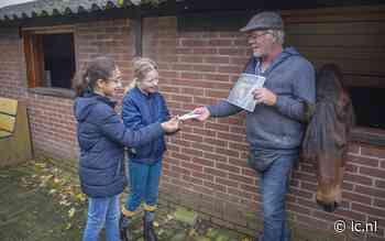 Aimee en Hayvinn steunen paardenopvang. Vriendinnen halen geld op met inzamelen van statiegeldflessen - Leeuwarder Courant