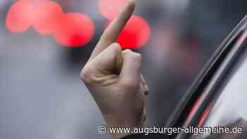 Betrunkener zeigt Polizeistreife den Mittelfinger