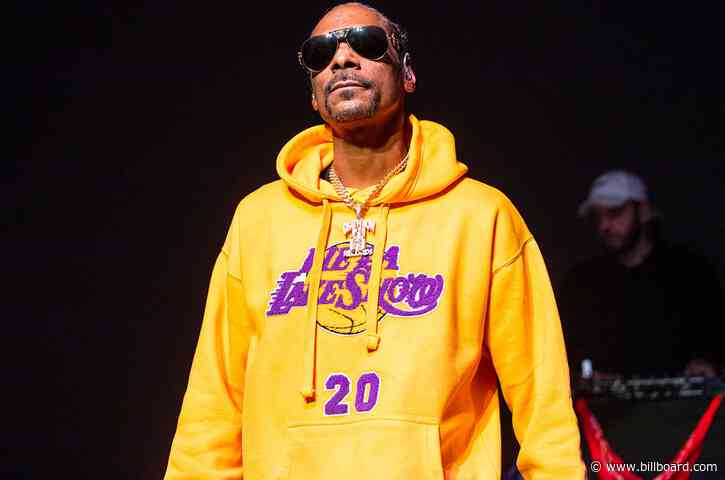 Snoop Dogg Honors Late Mother Beverly Tate With ‘Stand By Me’ Sing-Along