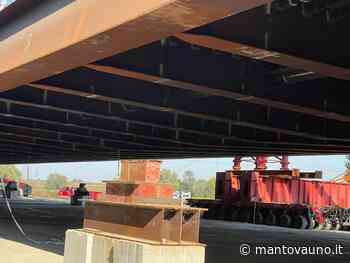 San Benedetto, iniziato il sollevamento del primo arco del nuovo ponte. Venerdì il varo in alveo - Mantovauno.it