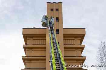 Künftige Feuerwehr-Ausbilder üben mit Drehleiter am Reichenbacher Wasserturm - Freie Presse