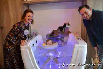 Koppel met kleine waterrat Ray (1) opent babyspa